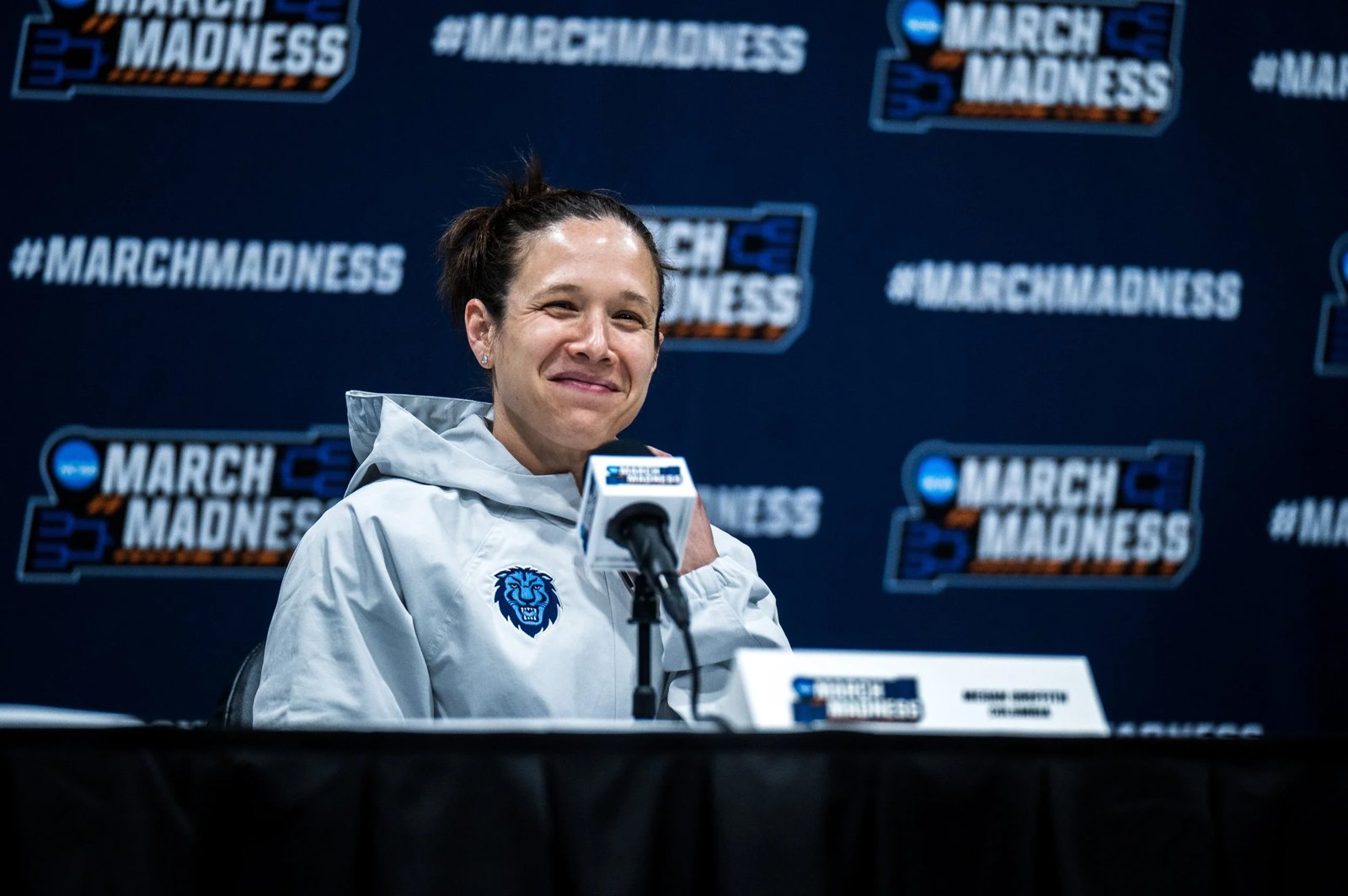 A press conference filmed in front of its audience